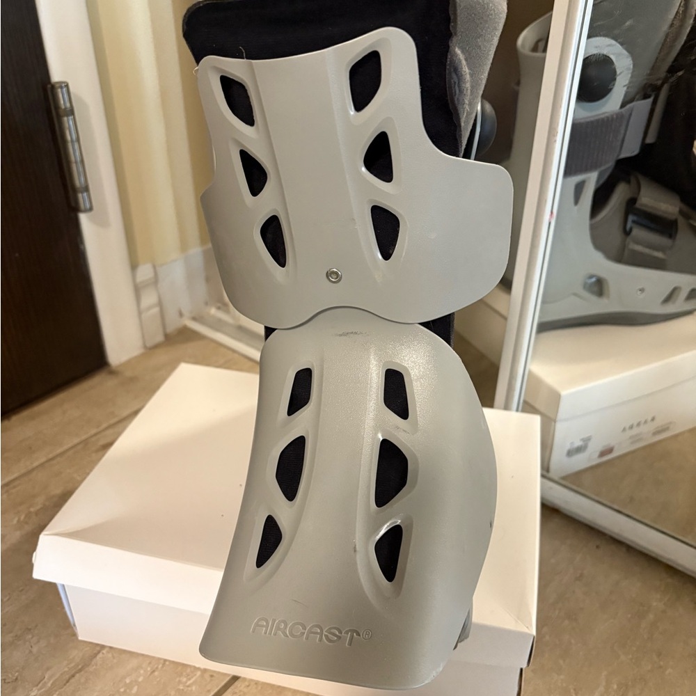 Gray cast Boot, Aircast - Picture 3 of 4